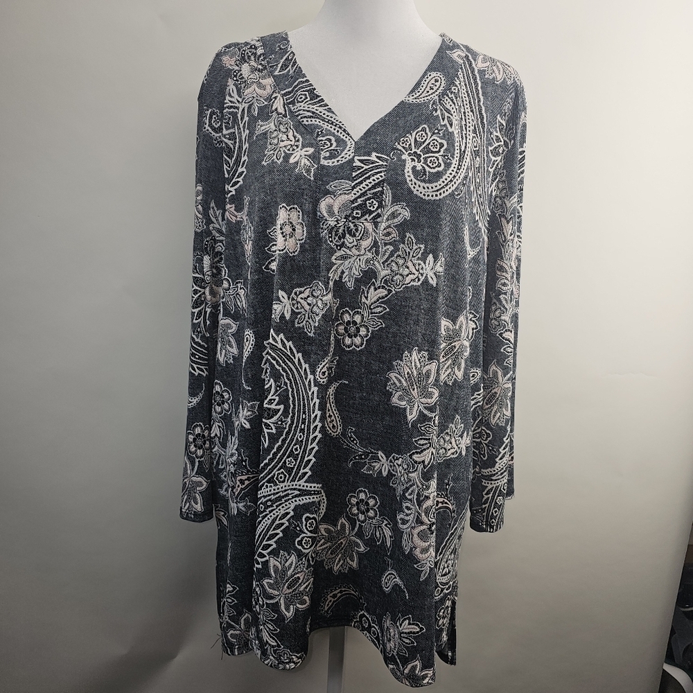 Amana 3X  floral & paisley v neck blouse.
